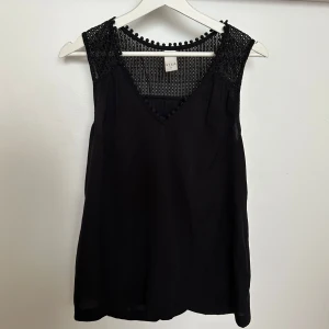 Svart topp - Svart topp från VILA. Strl XS. Mycket bra skick, inga defekter. 