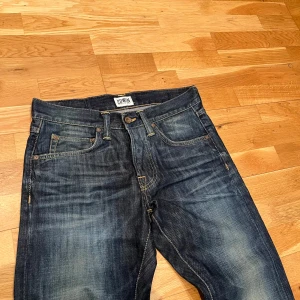 Feta jeans från Edwin - Riktig feta jeans från Edwin med en riktigt fet fade. Jeansen har ganska slim. passform och normal midja. Läderpatch med Edwin logga bak. Perfekta för dig som vill ha feta jeans för bra pris