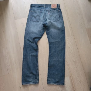 Levi's jeans - Extremt feta Levi's 514 slim straight med unik "randig" wash. Fint skick, inga skador, passar W32L32.