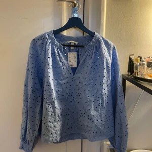 Blå blus - Jättefin oanvänd blus från hm, storlek xs. Säljes endast eftersom jag har för mycket kläder. Nypris 250kr