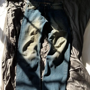 Weekday Space Relaxed Straight Jeans  - Säljer ett par blå jeans från Weekday, modell Space Relaxed Straight Jeans. Jeansen har en rak passform och klassisk femficksdesign. Midjan är normal och materialet är denim. Perfekta för en avslappnad stil. Lägg gärna ett bud