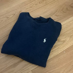 Ralph louren tröja  - Säljer en marinblå tröja från Ralph louren. Storlek xs 