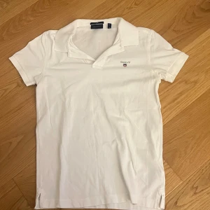 Gant pike - Säljer min gant piké i vit storlek xs. Mycket snygg och bra till sommaren 