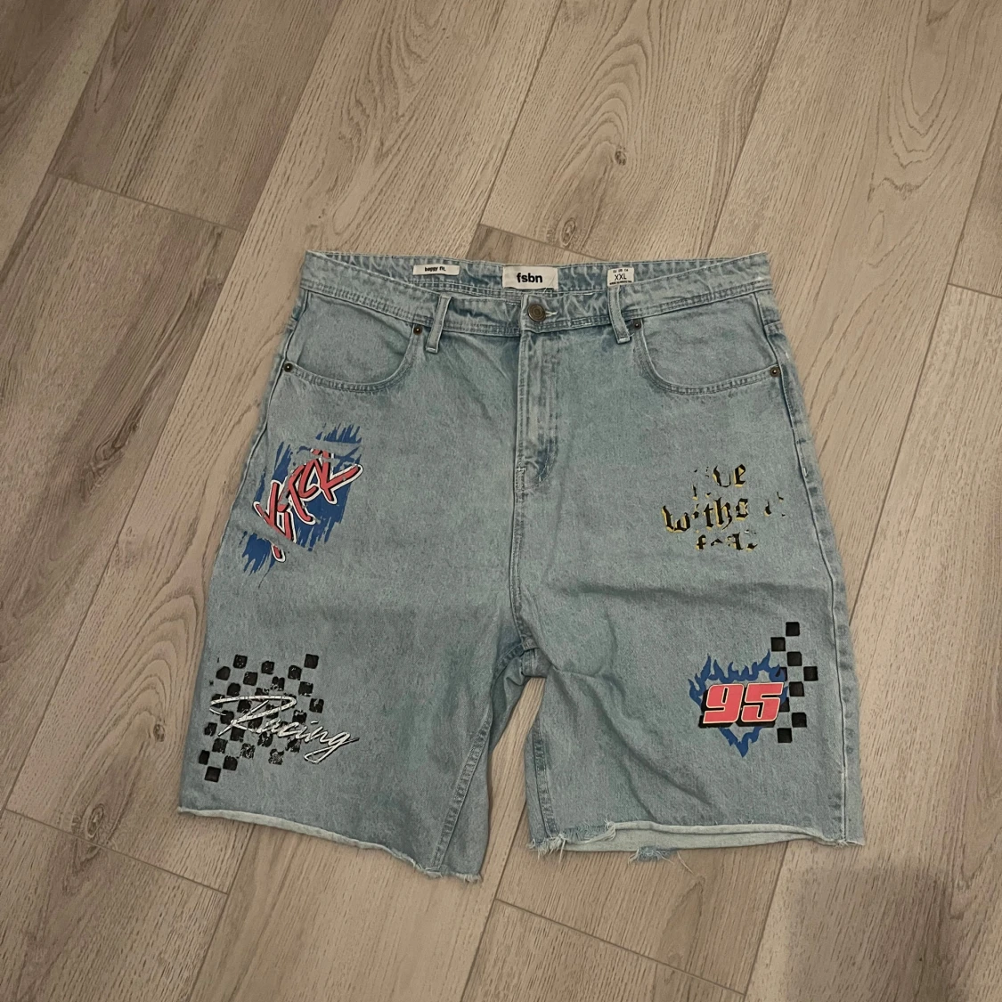 Ljusblå jeansshorts med racingtryck (Baggy)