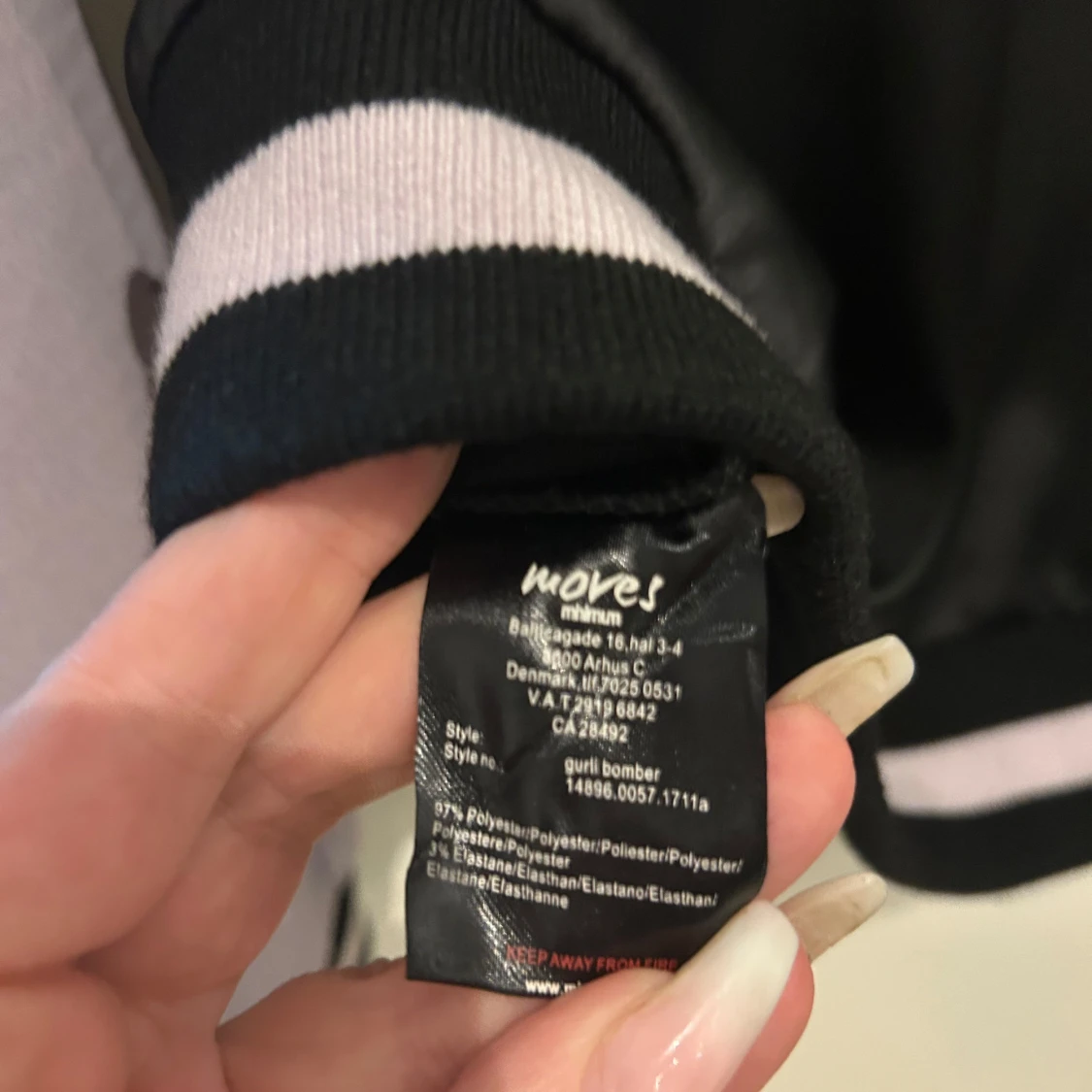 Svart och lila bomberjacka från Moves by Minimum - 3