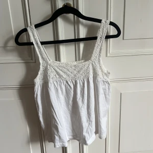 Gulligt vitt linne - Säljer detta somriga linne då de inte kommer till användning längre. Inga tydliga tecken på användning. Hör av dig om du vill ha fler bilder eller vid frågor 💕