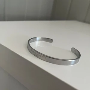 Maison Margiela armband  - Skick:10/10.    Skickas samma dag.    Endast armband medföljer 