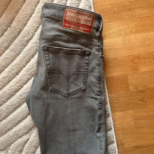  Diesel jeans  - Diesel jeans grå. Köpta för 1500kr perfekta till sommaren  