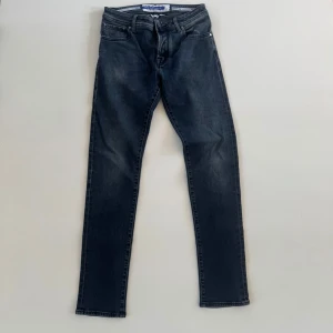 JACOB COHEN JEANS  - Jacob Cohen Jeans - Modell: Nick slim fit passform - Tecken på användning: Minimala - Storlek: 30, Benlängd: 103cm, Midija: 37cm - deluxecloset 