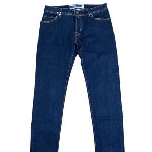 Jacob cohën  - Jacob cohën Jeans. Storlek W35. Brand new med prislappar dustbag samt scarf. Modell nick slim. Pris 2690 finns att köpa på Fashionels.com retail 5599