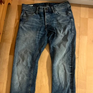 Blå jeans från Jack & Jones - Säljer ett par klassiska blå jeans från Jack & Jones som har en nice slim fit passform. De är i topp skick inga defekter. Modellen är slim/glenn storlek w30 L32