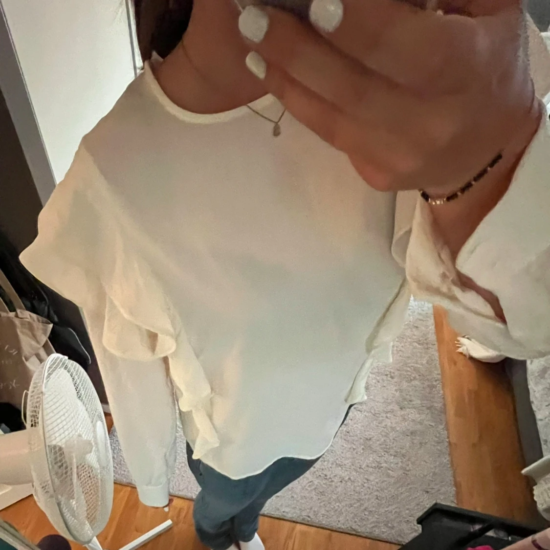 Vit blus med volangdetaljer - 2