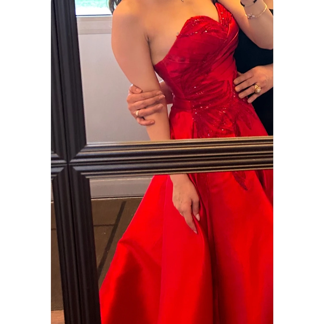 Röd axelbandslös balklänning