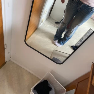 Broderade bootcut jeans från Miss Me - Säljer ett par ljusblå jeans från Miss Me med broderade detaljer i färg på bakfickorna och slitningar vid knäna. Jeansen har bootcut-modell och låg midja, perfekt för dig som gillar en unik och färgglad stil. Skulle även kunna tänka mig byta till ett par i mindre storlek antingen 26 eller 27. Säljer pga för stora. Går med på prissänkning.💗💗