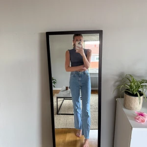Ljusblå raka jeans (jag är 182 cm) - Säljer ett par ljusblå jeans med hög midja och raka ben.  Tyvärr för korta på mig! 