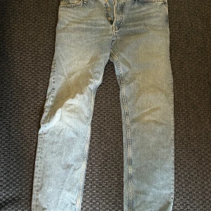 Ljusblå loose fit jeans - Säljer ett par ljusblå jeans i loose fit-modell, modellnamn Chris. Klassisk femficksdesign med knappar i gylfen och raka ben. Perfekta för dig som gillar en avslappnad stil. ⚠️NI KAN FÅ PRUTA OM NI TYCKER DET ÄR FÖR DYRT. 