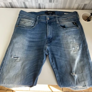 Replay anbass - Tjena, säljer mina Replay Jeans i den trendiga modellen Anbass. Jeansen är knappt använda, cond 9/10. Nypris: 1899kr, hör av er vid minsta intresse//Anton