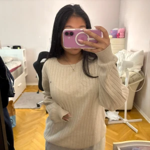Beige ribbad tröja från Park Lane - Säljer en beige ribbstickad tröja från Park Lane.  Långa ärmar och diskret logga på bröstet. Perfekt för dig som gillar en enkel och stilren look. Kan diskutera priset!