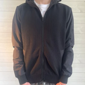Svart Herno Cardigan (HELT NY)  - Svart Henro  Cardigan| Skick: 10/10 (Helt Ny) Storlek:50/S/M                                                       Hör av er vid minsta fundering! 