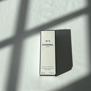 Chanel N°5 Eau de Toilette 50ml - Klassisk Chanel N°5 Eau de Toilette i elegant glasflaska med svart lock. Aldrig använd! Luktar moget och supergott! Säljer den för har redan en annan. Pris kan diskuteras💕