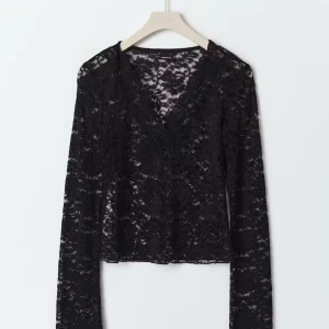 Svart spetsblus med v-ringning - Säljer en svart långärmad blus i spets från Gina tricot. Storlek XS & Helt ny! Lånade bilder från hemsida, skriv för bilder eller frågor🌺