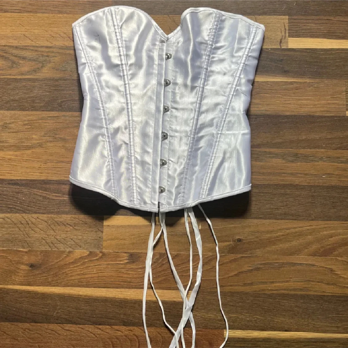 Vit korsett med snörning(lite små fleckar men de syns inte) bilderna är inte mina men skriv om ni vill ha bilder hur den sitter 💞 - 1