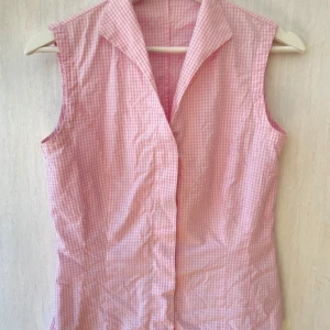 Rosa ärmlös skjorta från van Laack - En vintage rosa/vit rutig väst med v-ringning och knappar. Från tyska märket van Laack i storlek XS. Skjortan har ett smått rutigt mönster i vitt och rosa och är figurnära i modellen🌷