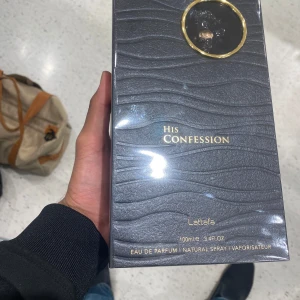 Lataffa His Confession EDP 100ml - His Confession från Lattafa är en herrparfym i en lyxig svart förpackning med gulddetaljer. Flaskan rymmer 100 ml och är en Eau de Parfum med naturlig spray. Perfekt för dig som gillar eleganta och moderna dofter.