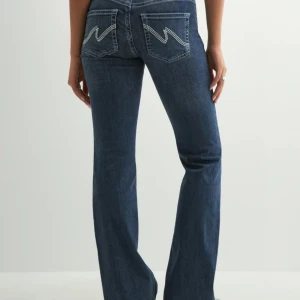 Lågmidjade jeans  - Säljer dom populära nelly jeans i mörkblå med snygga detaljer på fickorna. 🤍