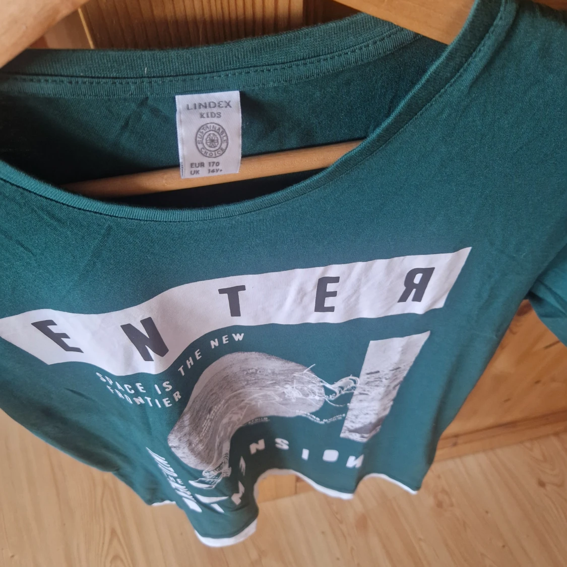 Grön t-shirt med tryck från Lindex - 2