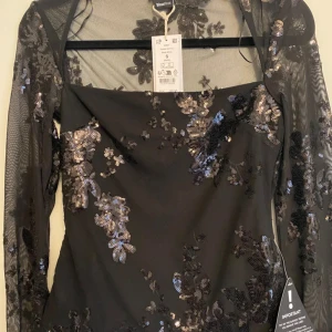 Svart tröja med blommiga paljettdetaljer från gina tricot - Svart tröja ny storlek S