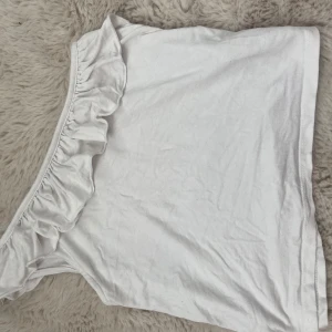 One shoulder-topp med volanger - Passar xs