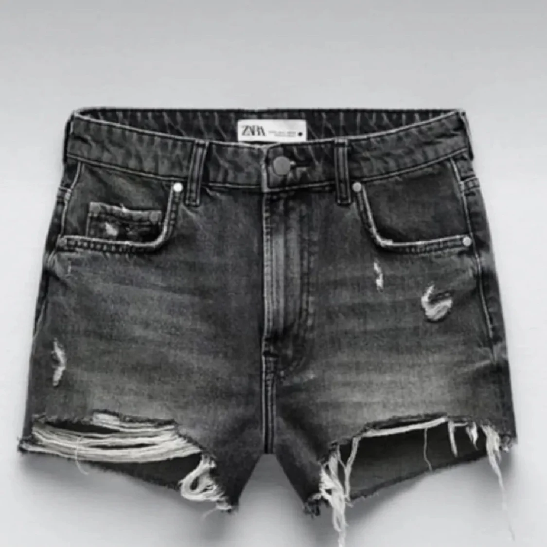 Grå jeansshorts med slitningar från ZARA