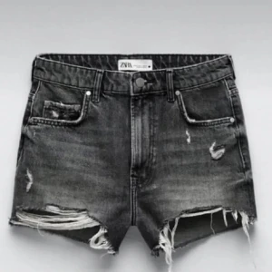 Grå jeansshorts med slitningar från ZARA - Säljer dessa jeansshorts i storlek 38 från Zara som jag köpte här på Plick men aldrig använt dom själv då de är alldeles för stora🥰