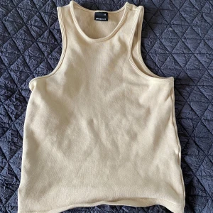 Beige ribbad linnetopp från Gina Tricot - Super fin beige topp från Gina Tricot.  Knappt använd! 
