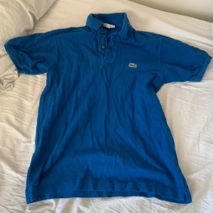 Lacoste Blå Piké - Sparsamt använd Lacoste piké. Kom dm för mer bilder 