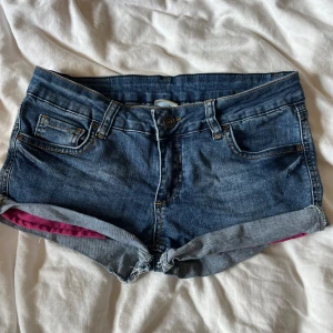 Lågmidjade jeansshorts  - Säljer dessa lågmidjade jeansshorts från me&i. Bra skick, storlek 30/32 