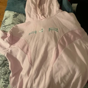 Vintage Nike hoodie  - Säljer denna skit snygga Nike Hoodie som bara används mellan 3-5 gånger. Smutsig just nu men tvättas såklart vid köp. Den är oversize XS/S skulle jag säga och är väldigt skön. Den rosa färgen för hoodien unik. 