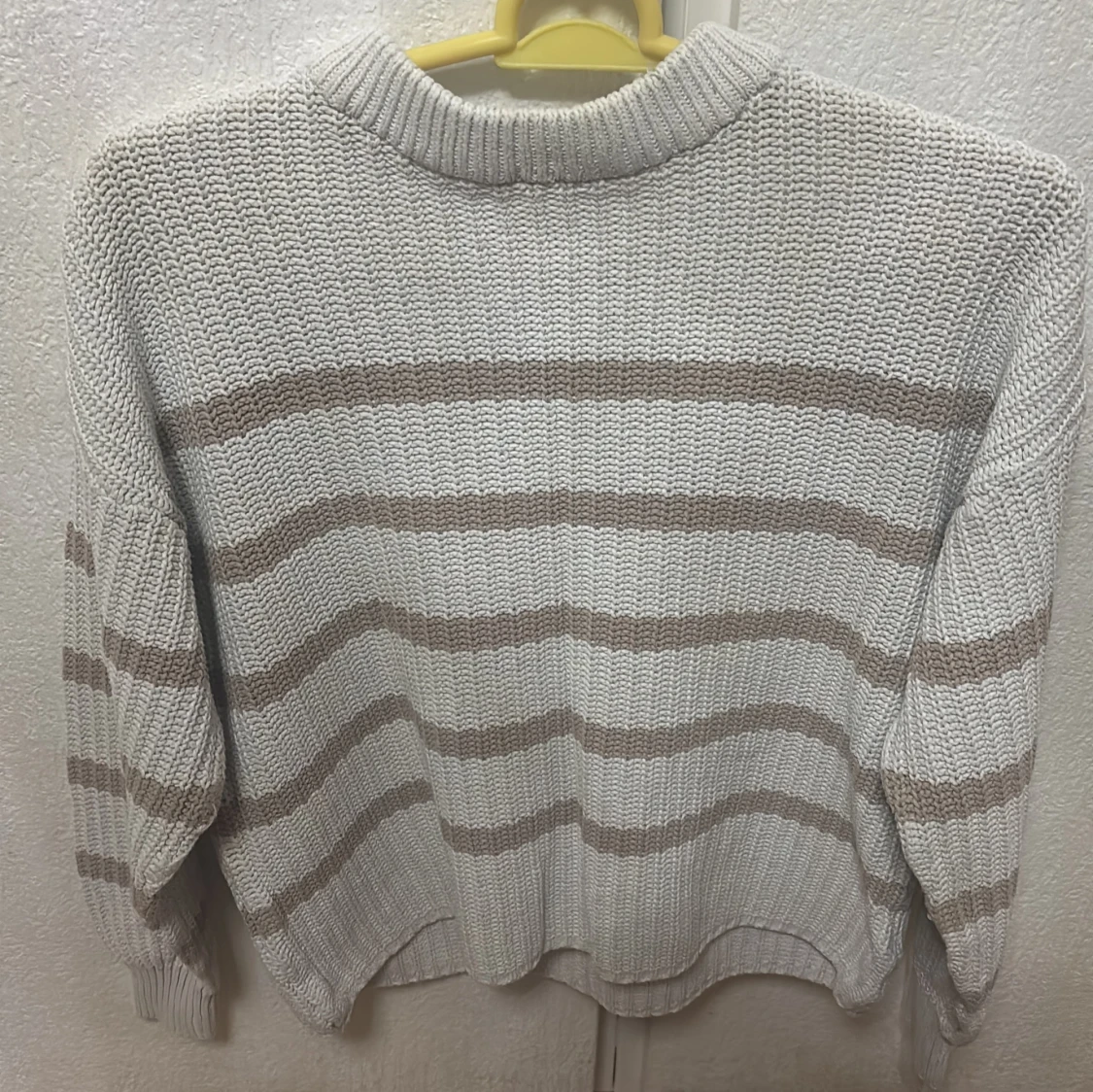 Beige och vit stickad tröja med ränder