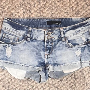 Lågajeansshorts med detaljer  - Jättesnygga!!