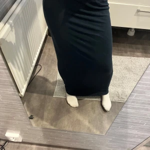 Mörkblå långkjol från 157 - Säljer en enkel och stilren mörkblå långkjol från 157. Kjolen sitter tight och har resår i midjan. Säljer för aldrig använt den💕