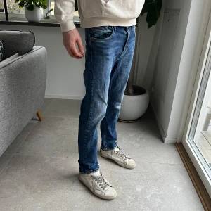 Blå jeans från Replay - Snygga blå jeans från Replay med klassisk femficksdesign och knappgylf. Perfekta för en avslappnad stil. Stl 150 men passar upp till 170. Märkesdetaljer syns på fickan och insidan av linningen. Storlek 150cm. Ny pris≈2000kr mitt pris 700kr. Helt nya använd 2 gånger 