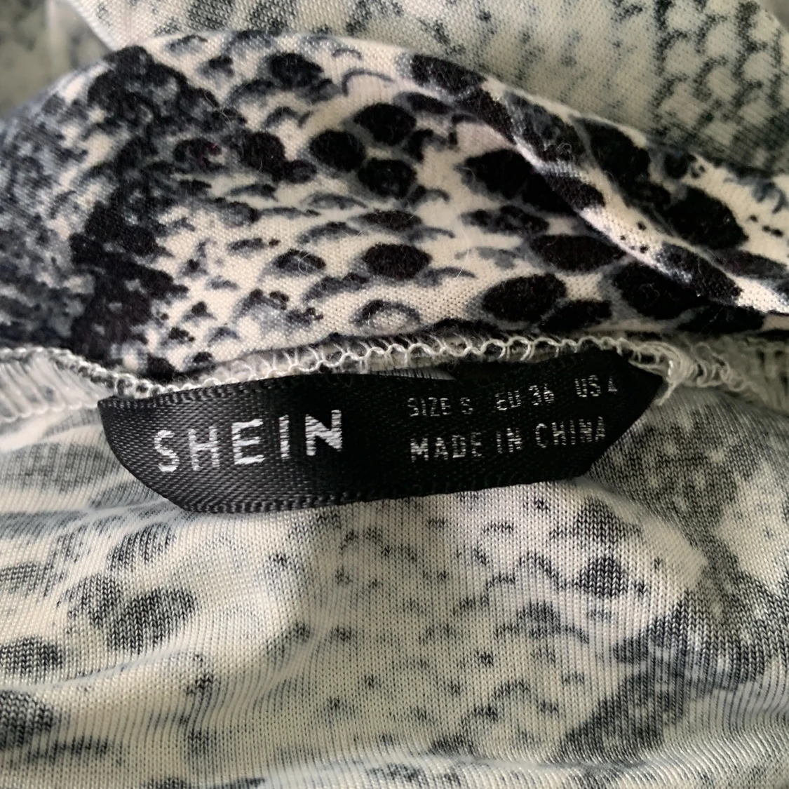 Ormskinnsmönstrad långärmad topp från SHEIN - 2