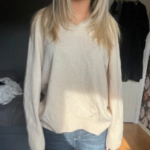 Beige stickad tröja med v-ringning - Beige stickad tröja med v-ringning i storlek s