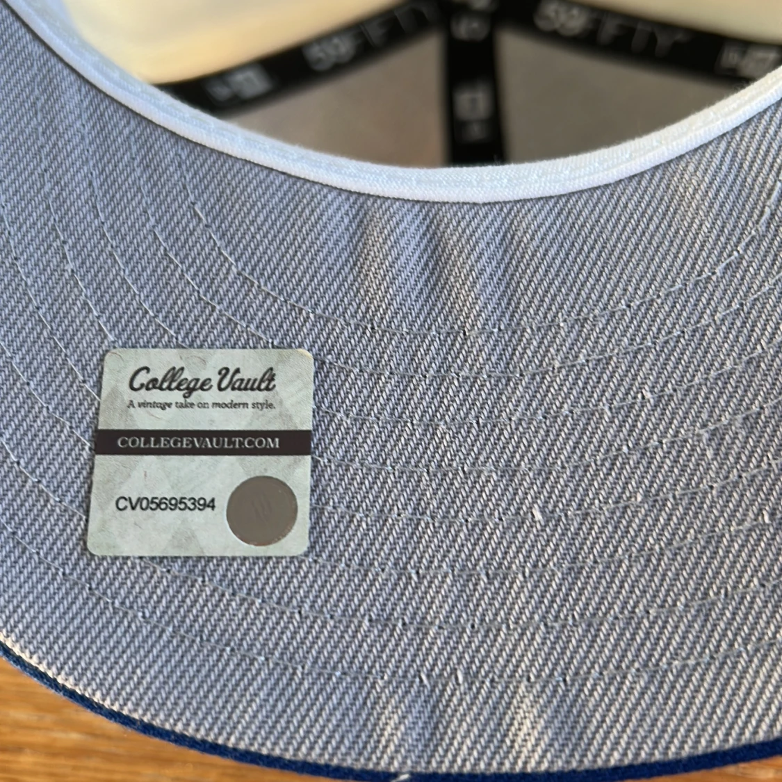 Vit och blå keps från New Era College Vault - 3