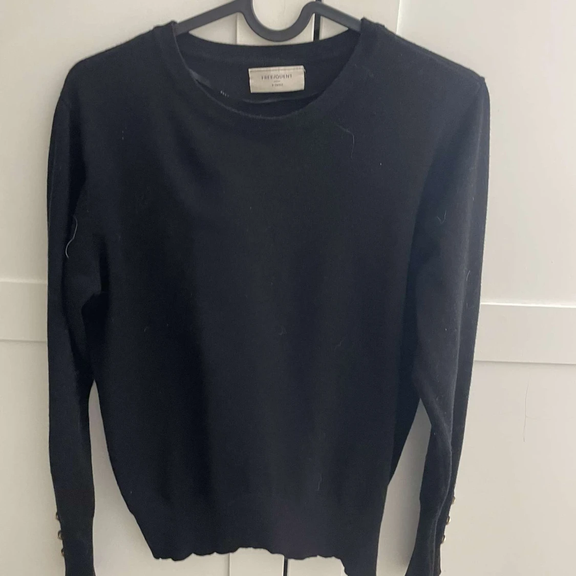 Svart tröja med knappar från Freequent - 1
