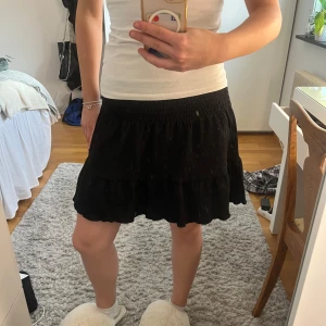 Svart volangkjol - Säljer en svart kortkjol med volangdetaljer. Säljer då den inte kommer till användning💞