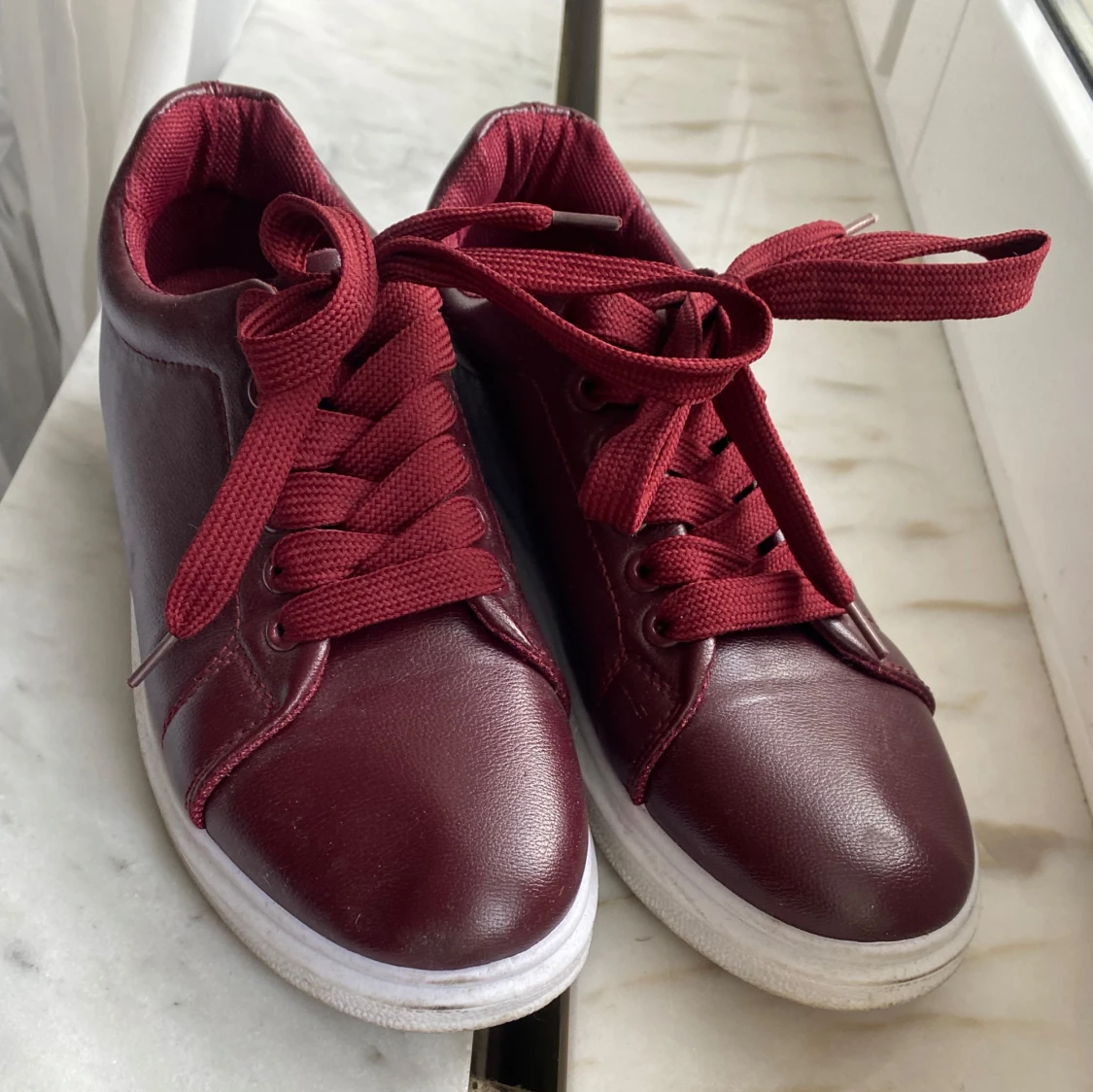 Vinröda sneakers - 1