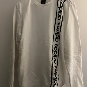 Adidas tröja herr - En vit adidas långärmad tröja med text på sidan i storlek L. Väldigt bra skick! Säljer för 80kr 🖤🤍