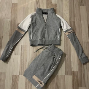 MDV Set - Xs. Snyggt set från Maniere de voir som formar kroppen väldigt fint, knappt använt då det hann bli för litet på mig. Nypris 160 eur